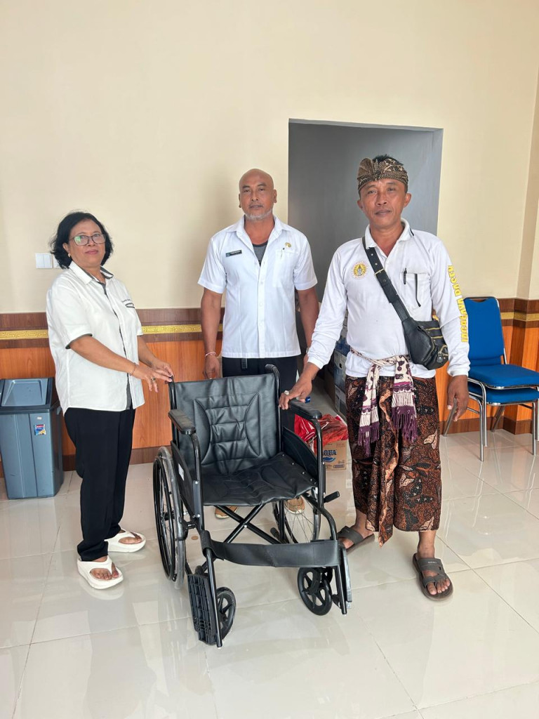 PENYERAHAN BANTUAN KURSI RODA DARI DESA DINAS MENGWITANI KEPADA WARGA BANJAR PANCA DHARMA